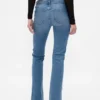 Jeans taille basse, coupe longue et ajustée, ourlet fendu