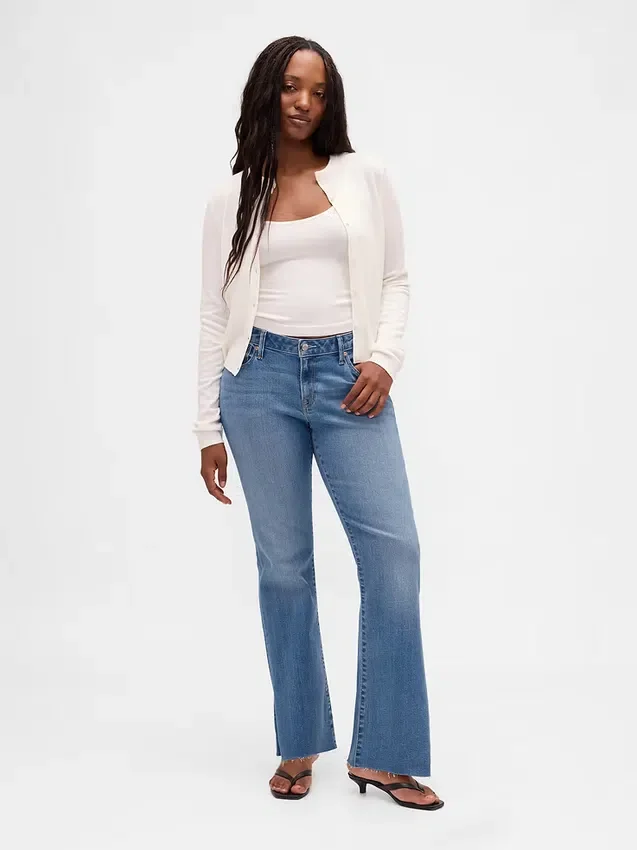 Jeans taille basse, coupe longue et ajustée, ourlet fendu