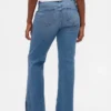 Jeans taille basse, coupe longue et ajustée, ourlet fendu