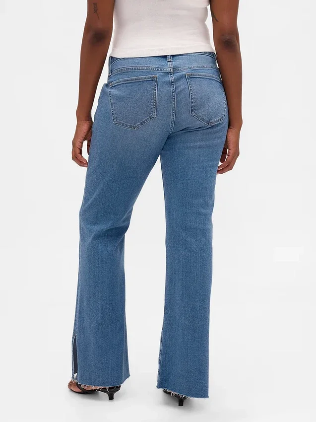 Jeans taille basse, coupe longue et ajustée, ourlet fendu