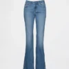 Jeans taille basse, coupe longue et ajustée, ourlet fendu