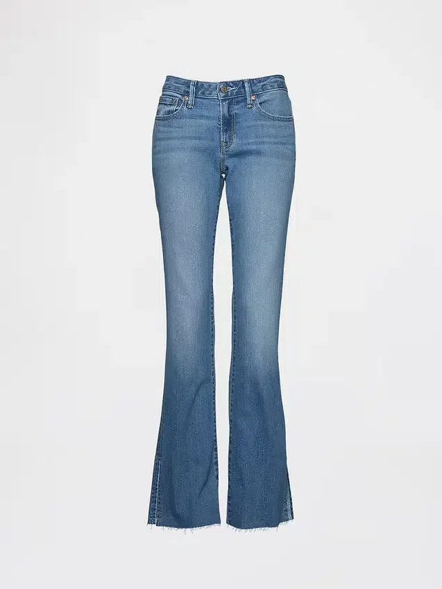 Jeans taille basse, coupe longue et ajustée, ourlet fendu