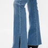 Jeans taille basse, coupe longue et ajustée, ourlet fendu