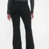 Jeans taille basse, long et ajusté