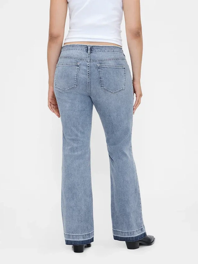 Jeans taille basse, long et ajusté