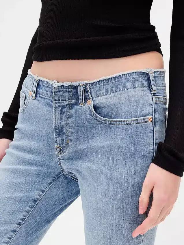 Jeans taille basse, long et ajusté