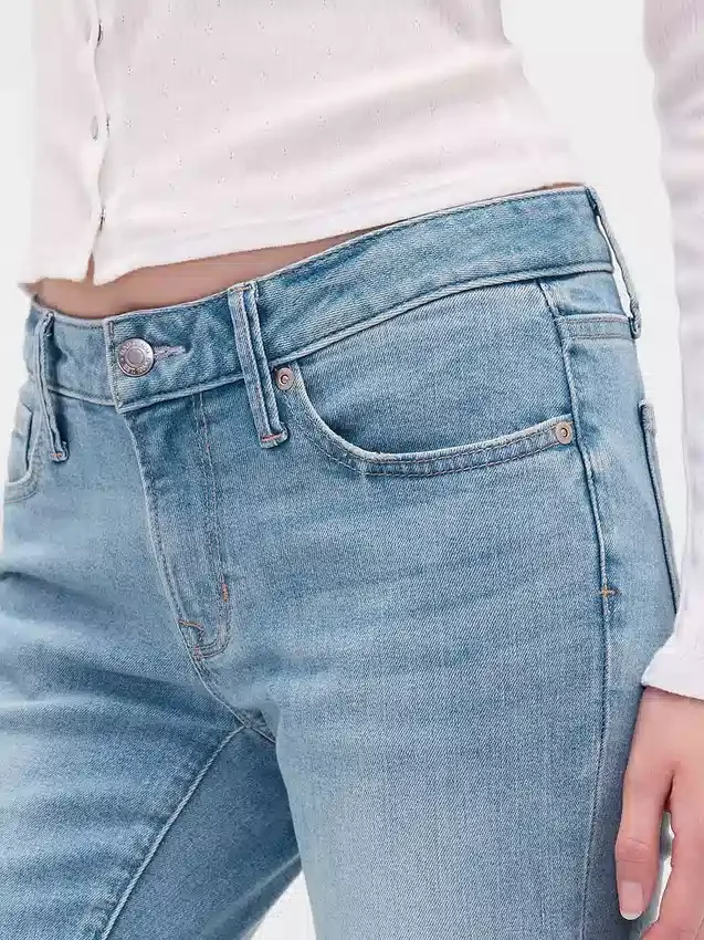 Jeans taille basse, long et ajusté