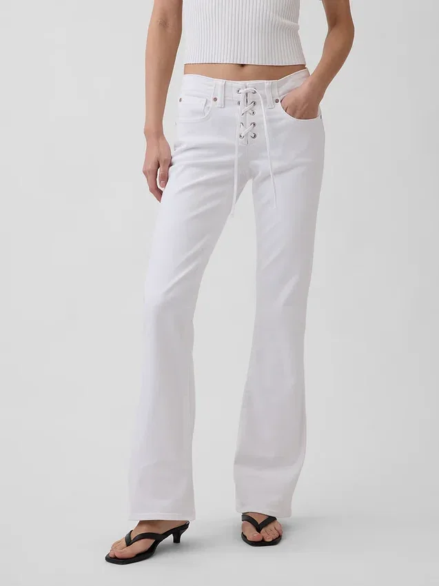 Jeans taille basse, long et ajusté, à lacets