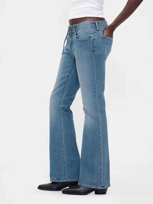 Jeans taille basse, long et ajusté, à lacets