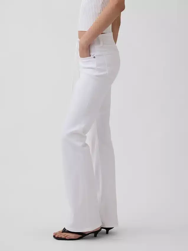 Jeans taille basse, long et ajusté, à lacets