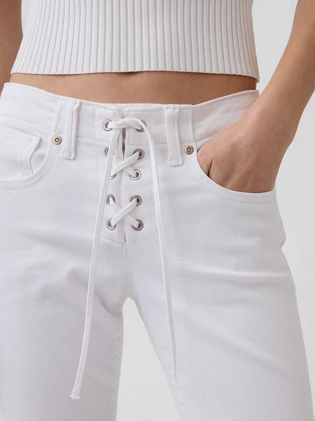 Jeans taille basse, long et ajusté, à lacets