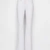 Jeans taille basse, long et ajusté, à lacets