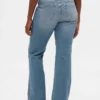 Jeans taille basse, long et ajusté, à lacets