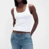 Jeans taille basse, long et ajusté, à lacets