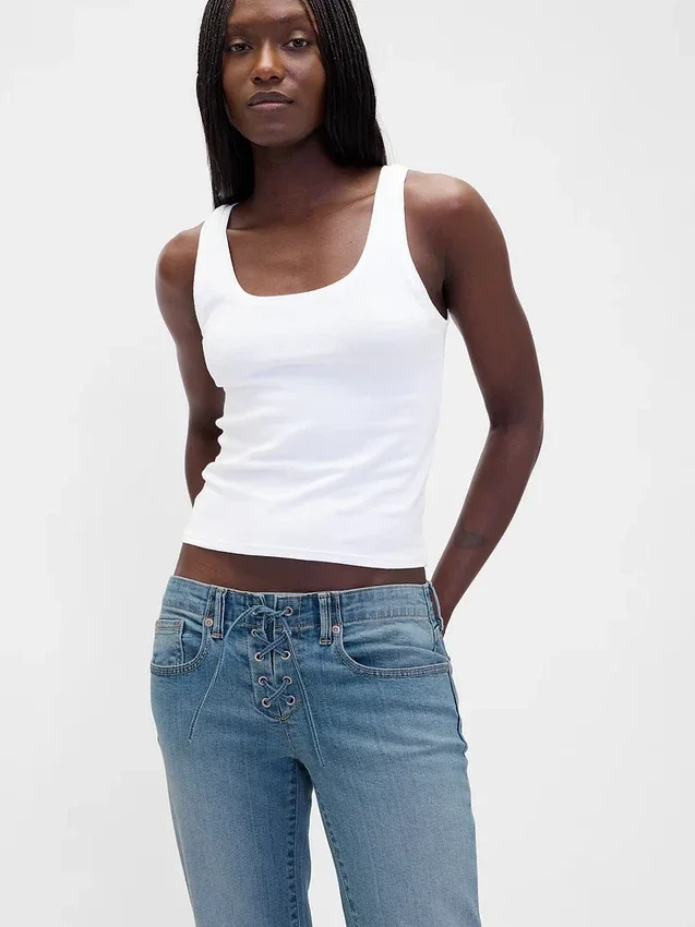 Jeans taille basse, long et ajusté, à lacets