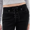 Jeans taille basse, long et ajusté, à lacets