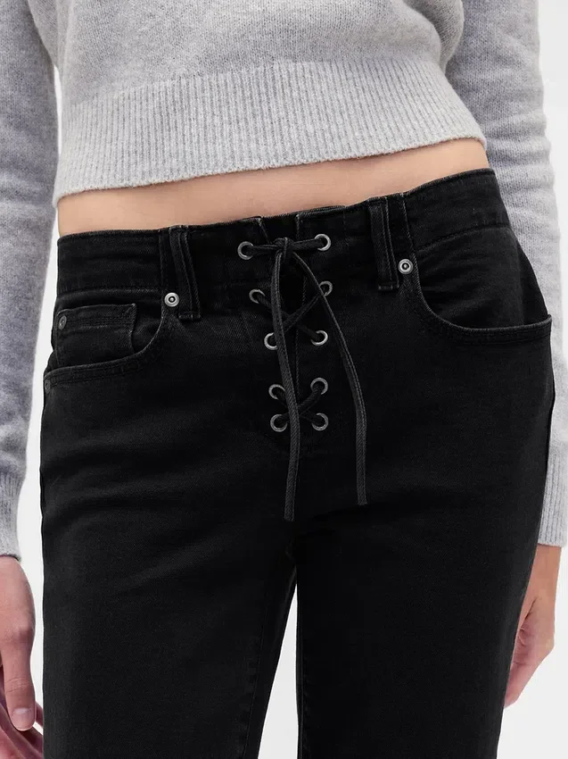 Jeans taille basse, long et ajusté, à lacets