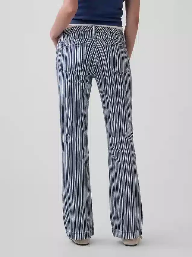 Jeans à taille basse, long et ajusté, à rayures