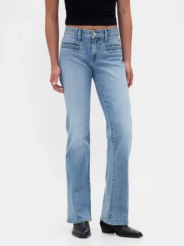 Jeans taille basse à poches tressées, coupe longue et ajustée