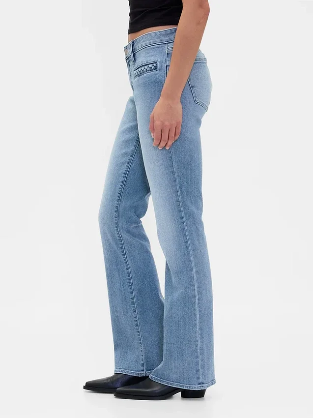 Jeans taille basse à poches tressées, coupe longue et ajustée