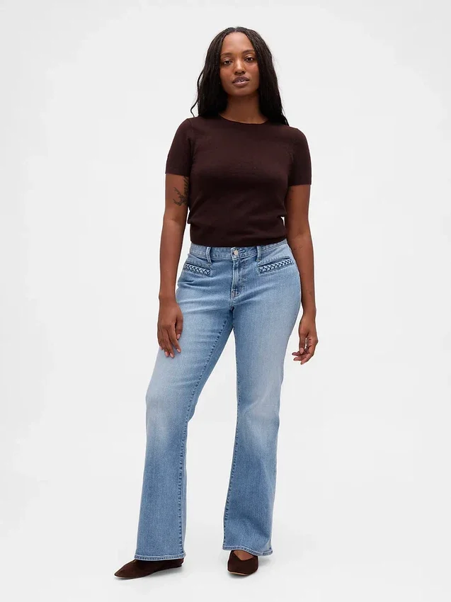 Jeans taille basse à poches tressées, coupe longue et ajustée