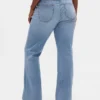 Jeans taille basse à poches tressées, coupe longue et ajustée