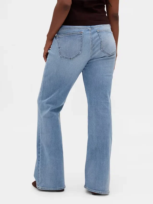 Jeans taille basse à poches tressées, coupe longue et ajustée