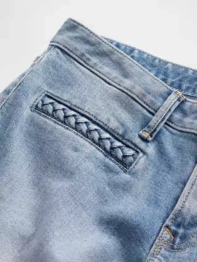 Jeans taille basse à poches tressées, coupe longue et ajustée