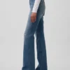 Jeans taille basse, rigides, long et ajusté