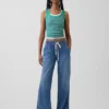 Jeans taille basse ultra-doux, ample style années 90, à ourlet en forme de dauphin