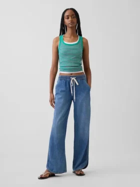 Jeans taille basse ultra-doux, ample style années 90, à ourlet en forme de dauphin