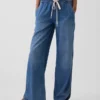 Jeans taille basse ultra-doux, ample style années 90, à ourlet en forme de dauphin