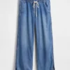 Jeans taille basse ultra-doux, ample style années 90, à ourlet en forme de dauphin