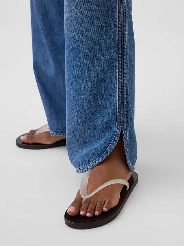 Jeans taille basse ultra-doux, ample style années 90, à ourlet en forme de dauphin