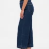 Jeans taille haute à coupe ample et jambes larges, longueur cheville, pour silhouettes rondes