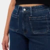 Jeans taille haute à coupe ample et jambes larges, longueur cheville, pour silhouettes rondes