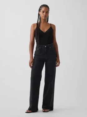 Jeans à taille haute et coupe large pour les silhouettes rondes