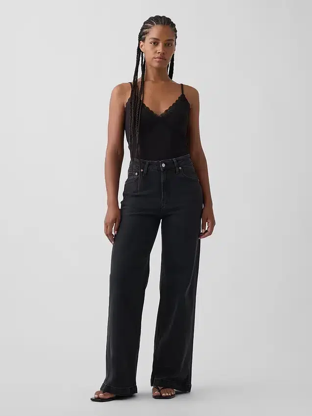 Jeans à taille haute et coupe large pour les silhouettes rondes