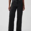 Jeans à taille haute et coupe large pour les silhouettes rondes