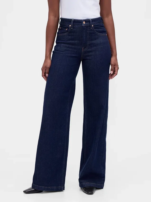 Jeans à taille haute et coupe large pour les silhouettes rondes