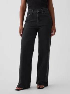 Jeans à taille haute et coupe large pour les silhouettes rondes