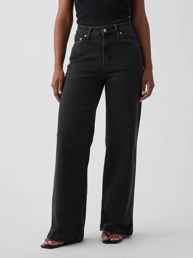 Jeans à taille haute et coupe large pour les silhouettes rondes
