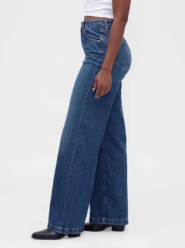 Jeans à taille haute et coupe large pour les silhouettes rondes