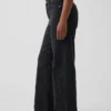 Jeans à taille haute et coupe large pour les silhouettes rondes