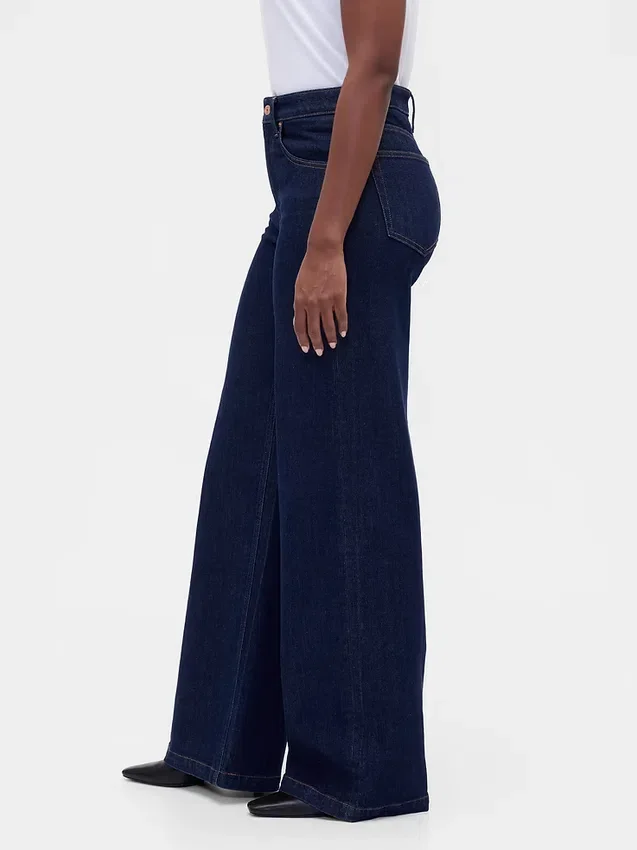 Jeans à taille haute et coupe large pour les silhouettes rondes