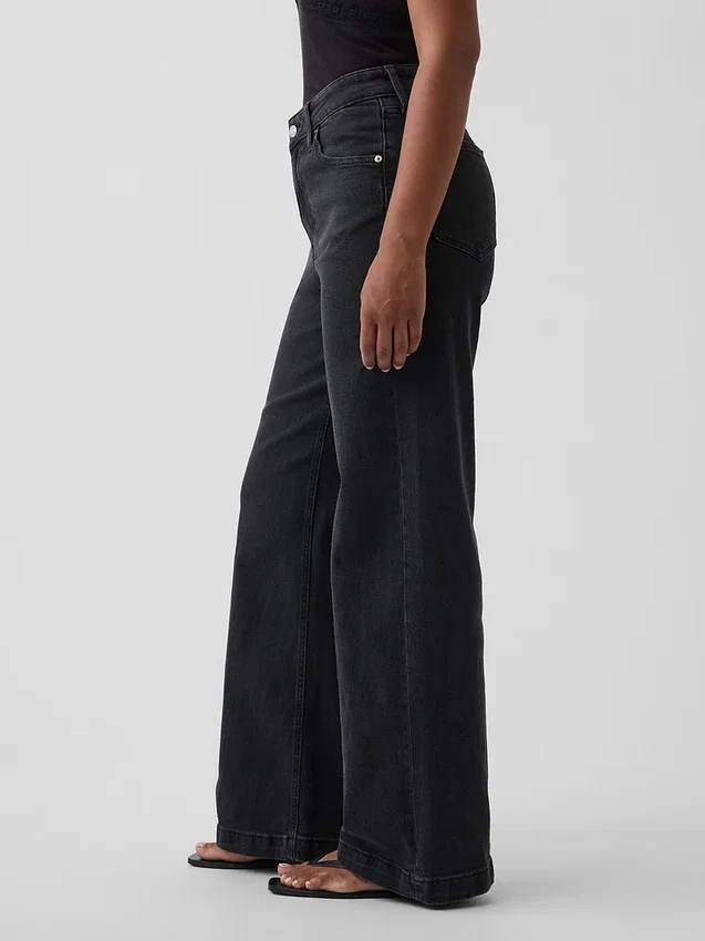 Jeans à taille haute et coupe large pour les silhouettes rondes