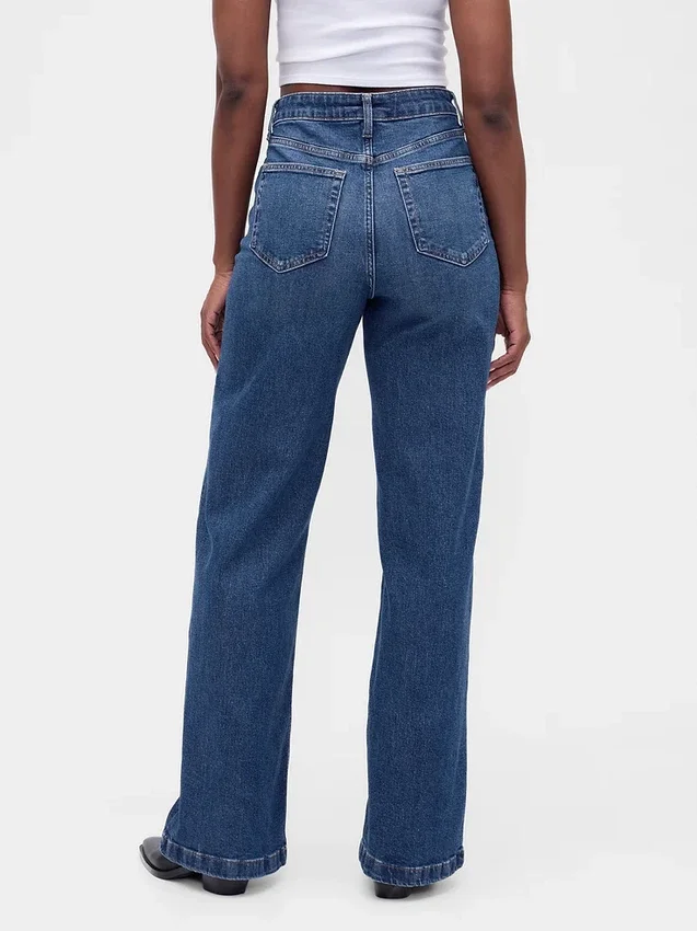 Jeans à taille haute et coupe large pour les silhouettes rondes