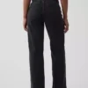 Jeans à taille haute et coupe large pour les silhouettes rondes