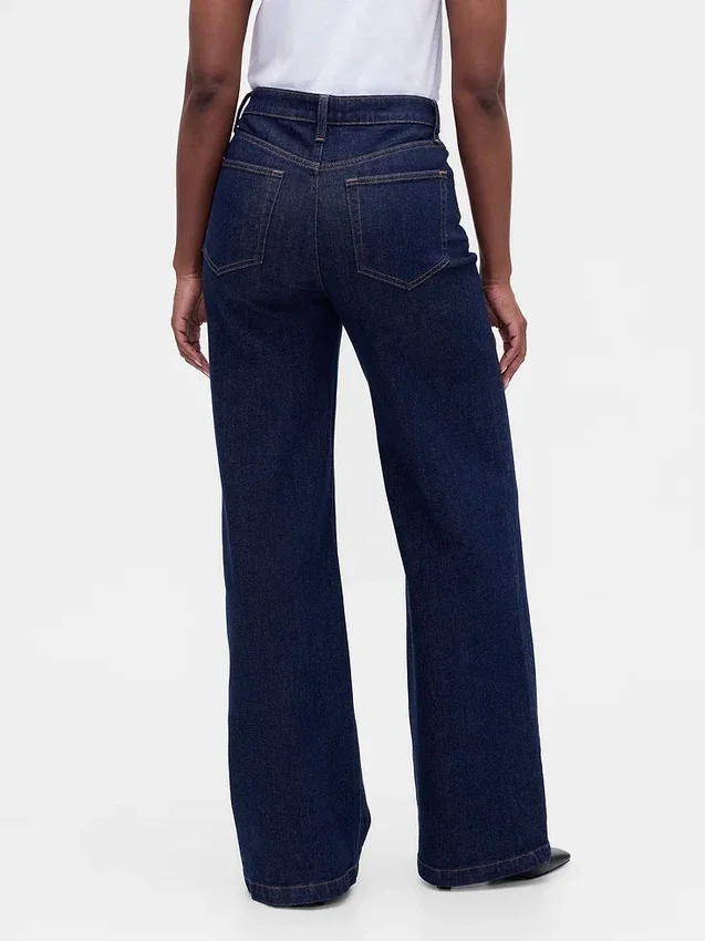 Jeans à taille haute et coupe large pour les silhouettes rondes