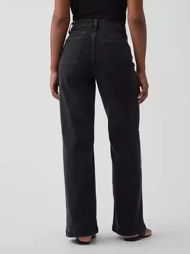 Jeans à taille haute et coupe large pour les silhouettes rondes